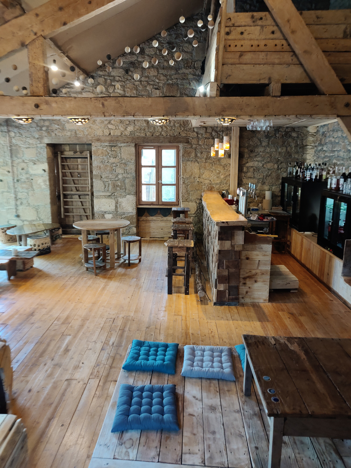 création de mobilier et de céramique pour l’aménagement d’un bar