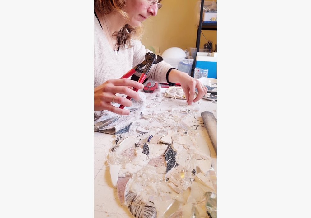 Joëlle Talpin crée une mosaïque contemporaine à Orthez, près de Pau