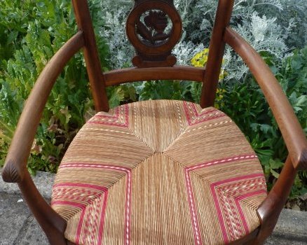 Paillage polychrome symétrique sur fauteuil sympathique