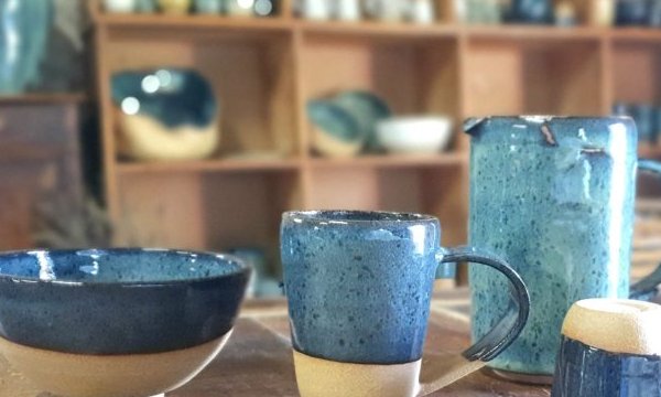 Poteries artisanales bleu de fer