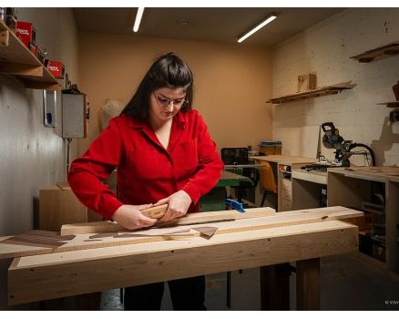 Julie dans son atelier