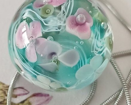 Pendentif perle florale  en verre filé, 