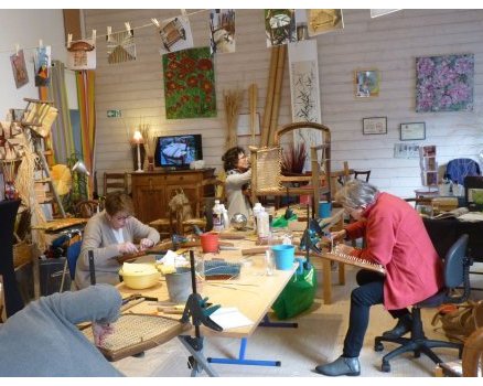 Formation aux techniques de cannage en cours..... 