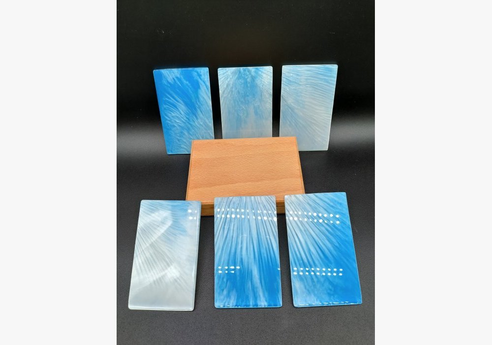 boîte en hêtre et sous verres en résine époxy