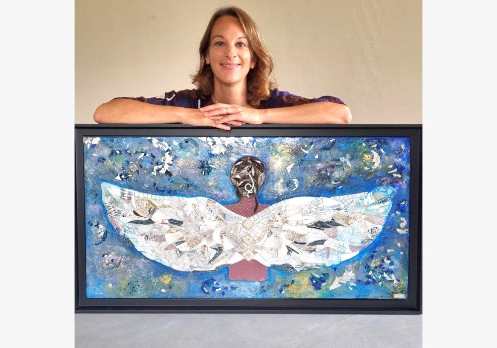 Joëlle Talpin et son tableau mosaïque contemporaine Femme ailée à Orthez et Pau