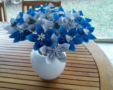 Bouquet de fleurs Sakura bleu et blanc en origami