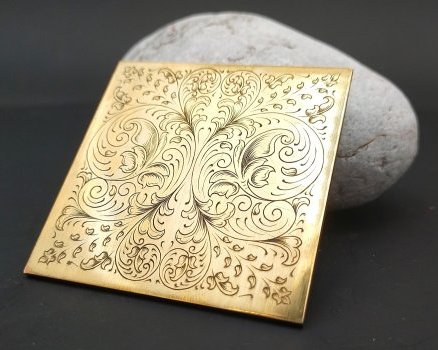 gravure style feuille sur laiton