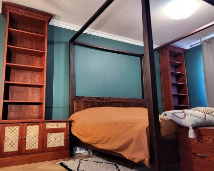 Ensemble Bibliothèques/tables de chevet et Coffre en frêne massif teinté