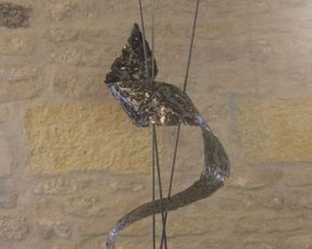 Sculpture en acier verni, socle en pierre