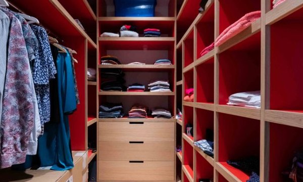 Dressing en chêne et mélaminé rouge