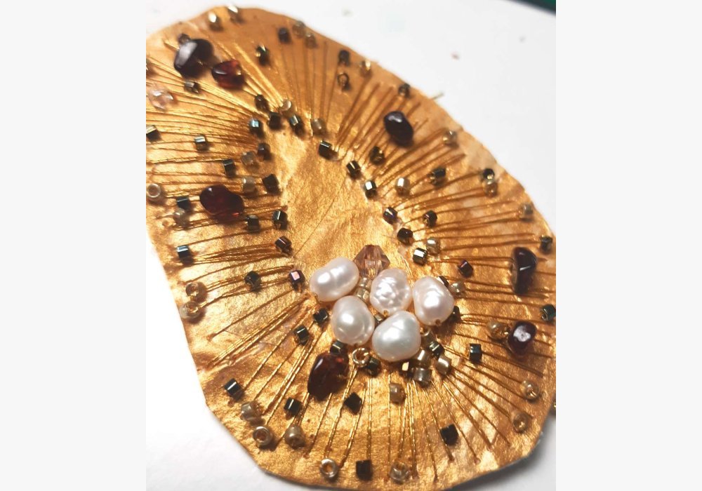 Broche en papier brodée main