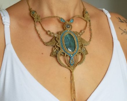 Collier Isis
