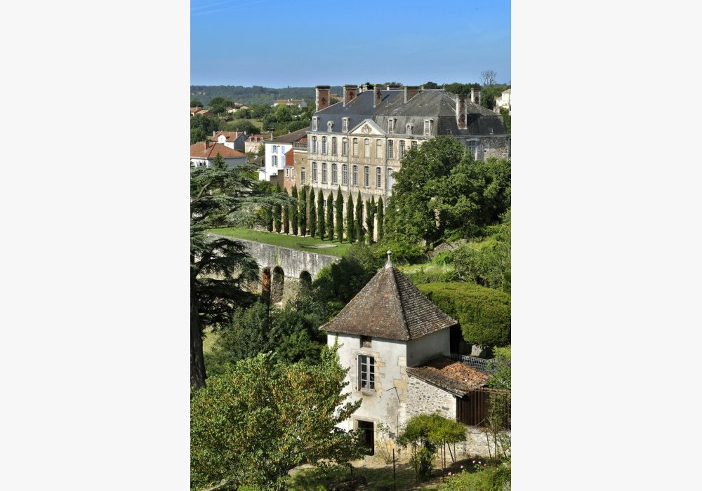 Vue du Château et des Jardins des Arts à Nontron