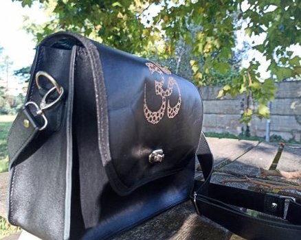 Sac besace sur mesure avec gravure personnalisé.