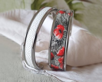 Bracelets cuir blanc et motif coquelicot.