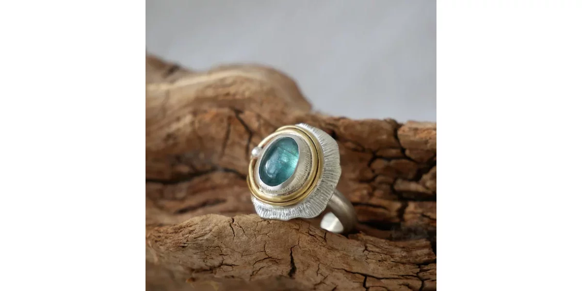 Bague unique en argent, laiton et apatite bleue