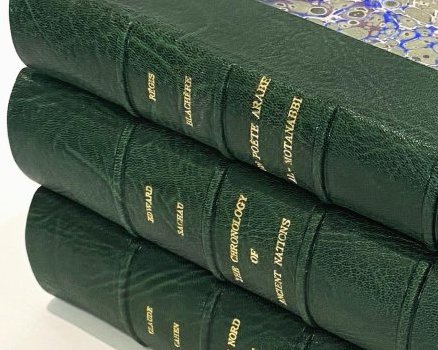 Reliure traditionnelle demi-oasis, plats marbrés main et titrage à l’or 23,6 carats