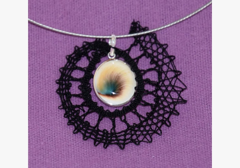 Pendentif en Dentelle et Œil de Ste Lucie