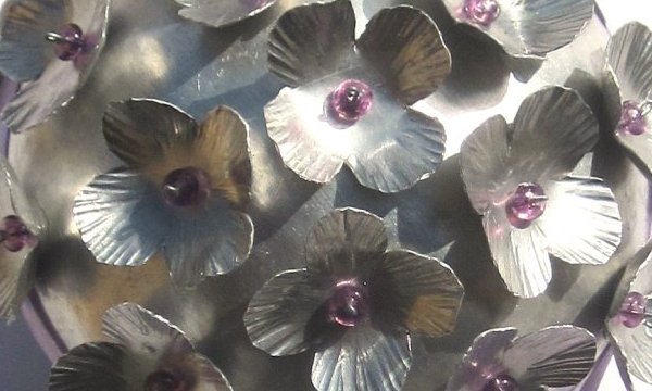 Boule avec fleurs en aluminium 