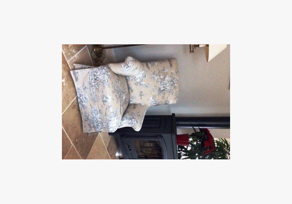 Pascale REY / L’ATELIER TAPISSIER - fauteuil classique habillé en toile de Jouy