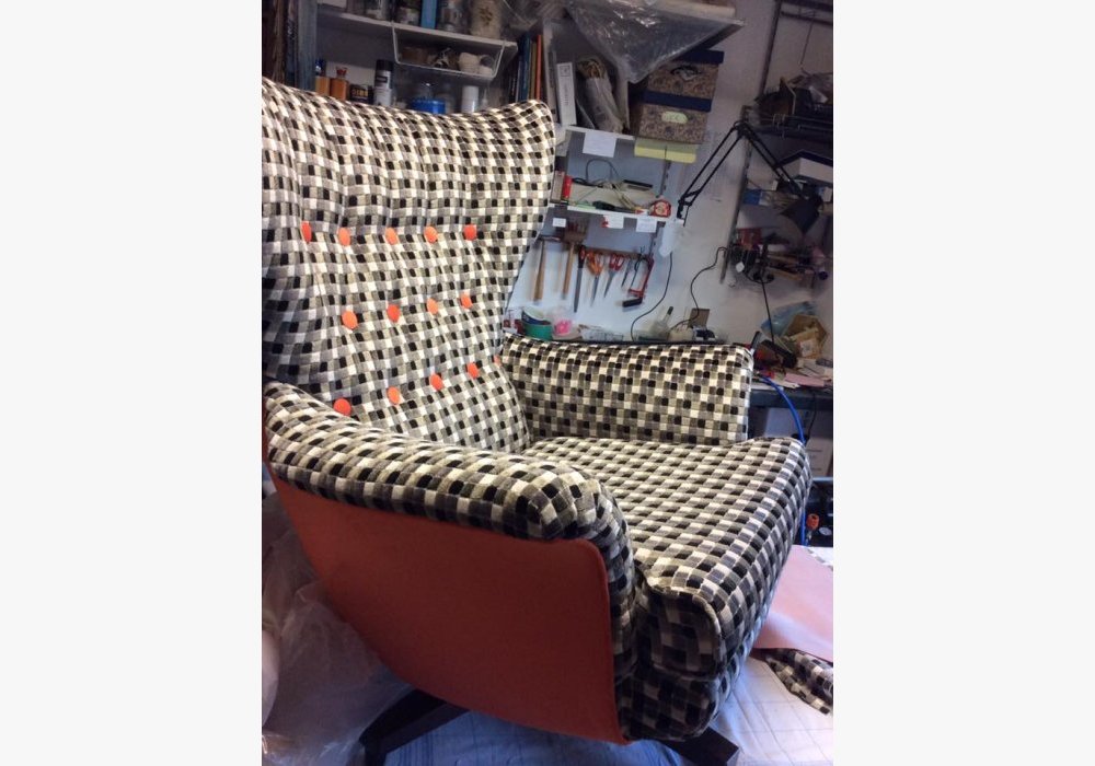 Pascale REY / L’ATELIER TAPISSIER - réfection d’un fauteuil contemporain de relaxation
