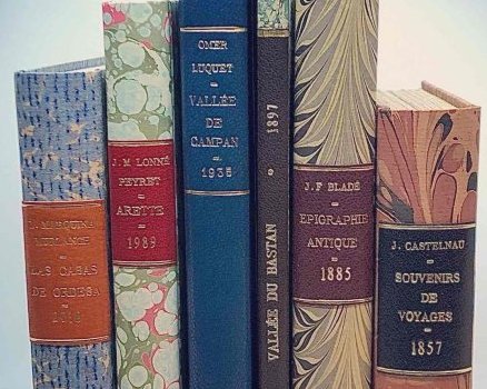 Série de Bradel en plein papiers marbrés, pièces de titres en cuir à l’or 23,6 carats