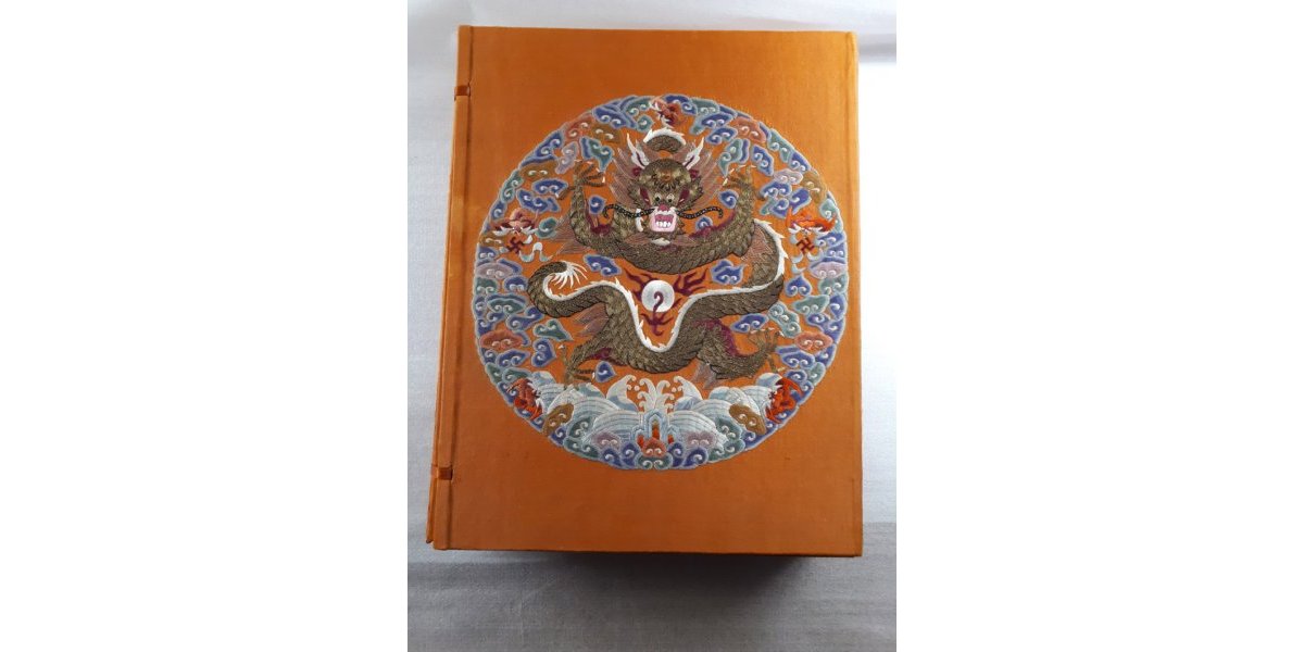 Coffret en soie brodée