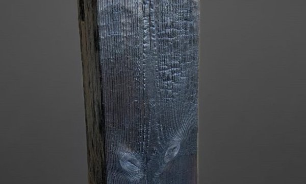 piedestal bois brûlé