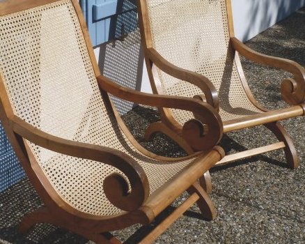 Paire de chaise longue en bois de tamarin cannée