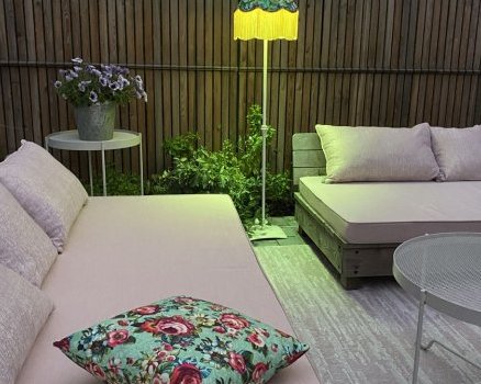 Pagode à festons en tissu tendu et franges 