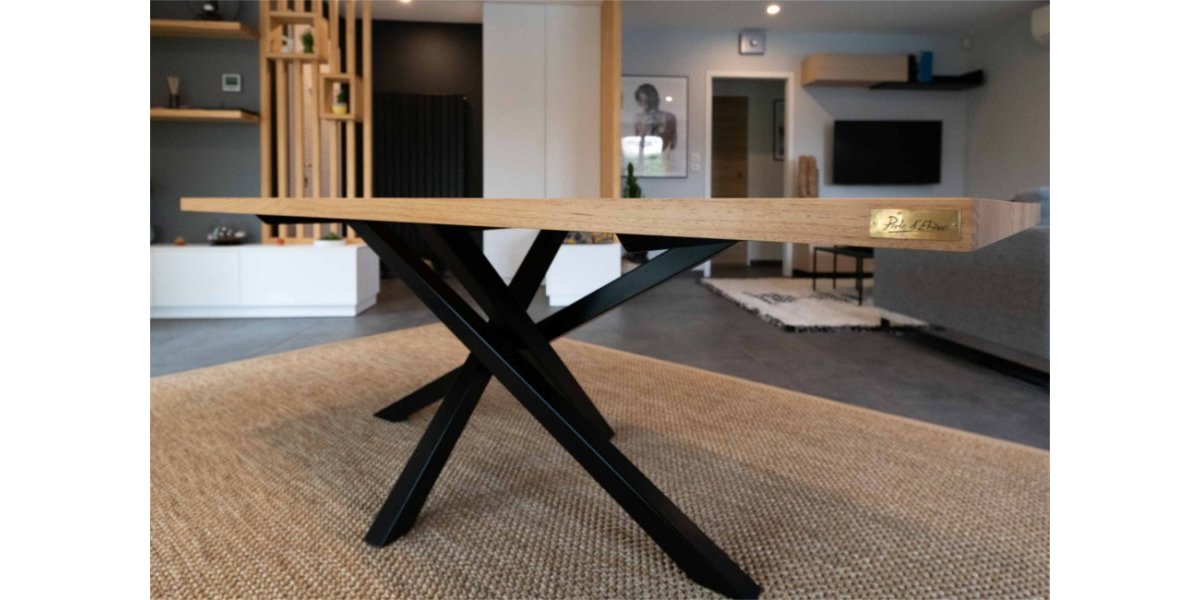 Table en pin massif et piétement thermolaqué noir