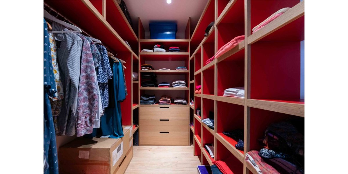 Dressing en chêne et mélaminé rouge