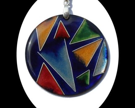 Pendentif «&nbsp;Carambolage de croiseurs impériaux dans un orage magnétique interstellaire&nbsp;» cloisonné de fil d’argent