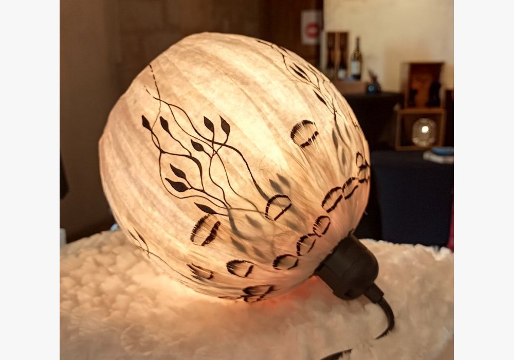 lampe cocon sérigraphiée avec marqueterie de plumes