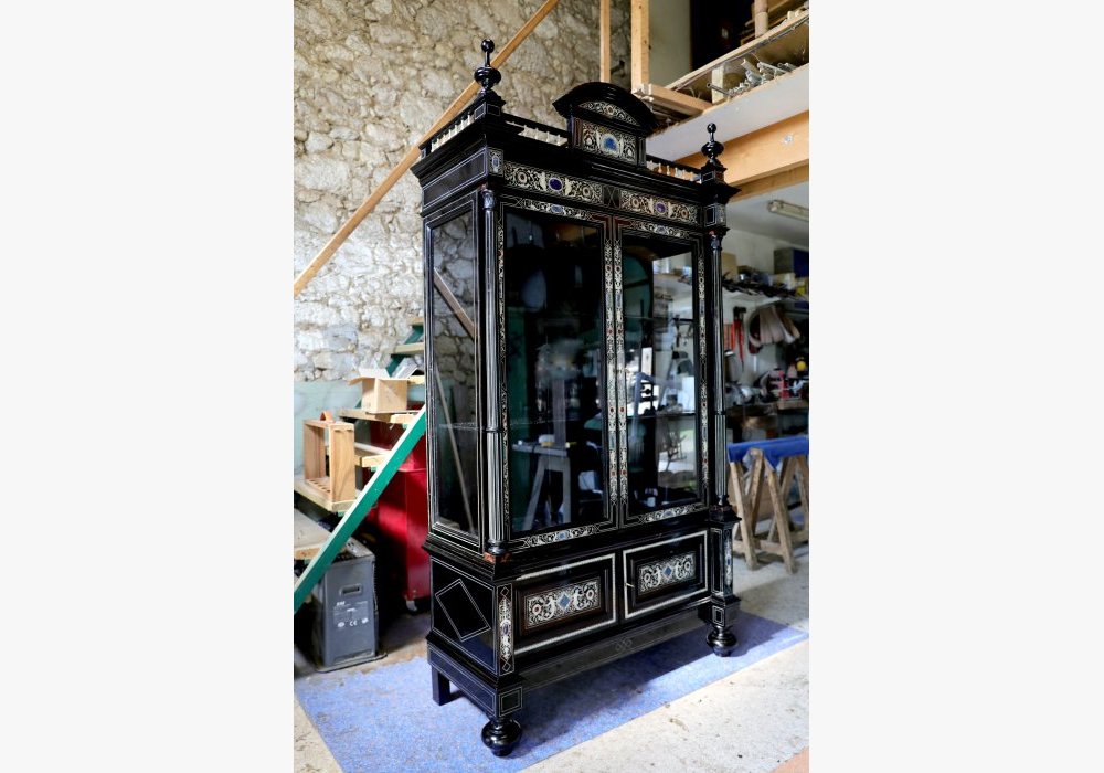Vitrine italienne attribué à Gatti, incrustation de pierre précieuse