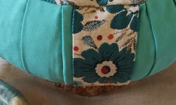 Coussin de méditation traditionnel ou zafu Fleurs du Japon - Garni de balle d’épeautre bio d’Alsace