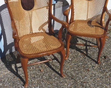 Fauteuils de style Chippendale en noyer cannage des dossiers dit en Eventail. 