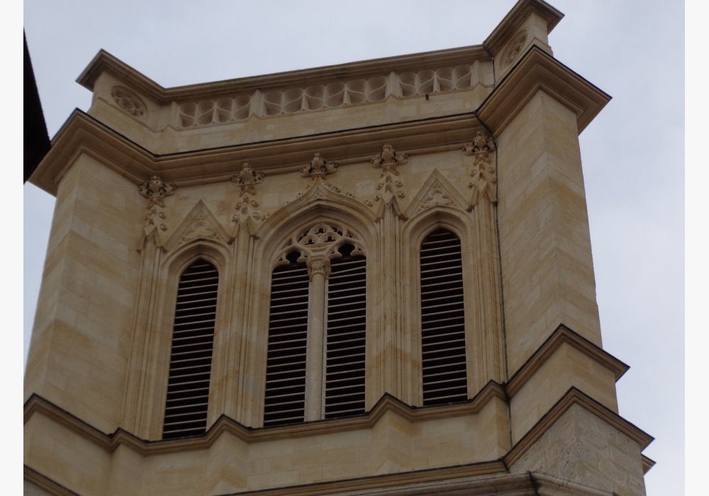 Cathédrale d’AGEN après travaux : restitution du réseau de baies et chapiteaux inexistant.