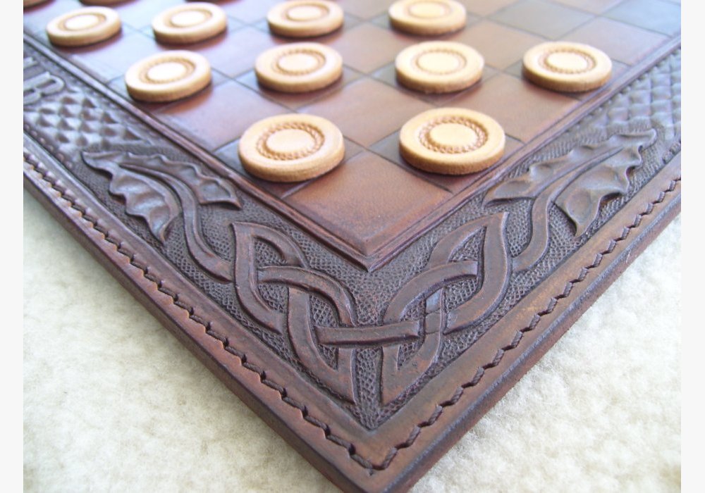 JEU DE DAMES en cuir repoussé