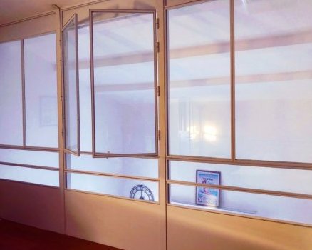 Verriere style industriel contemporain en acier laqué blanc ( 6 m x 3 m)