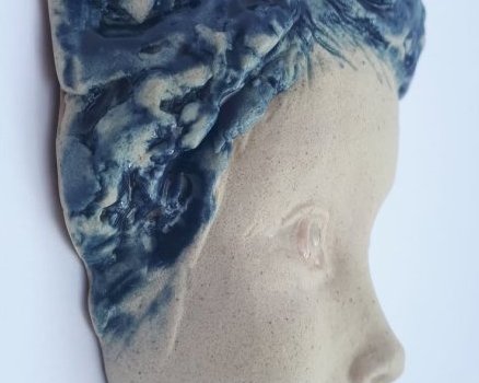 Enfant aux cheveux bleus