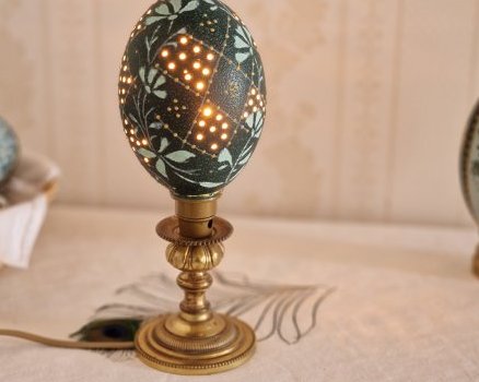 Lampe Oeuf d’Emeu sculpté, gravé, décoré 