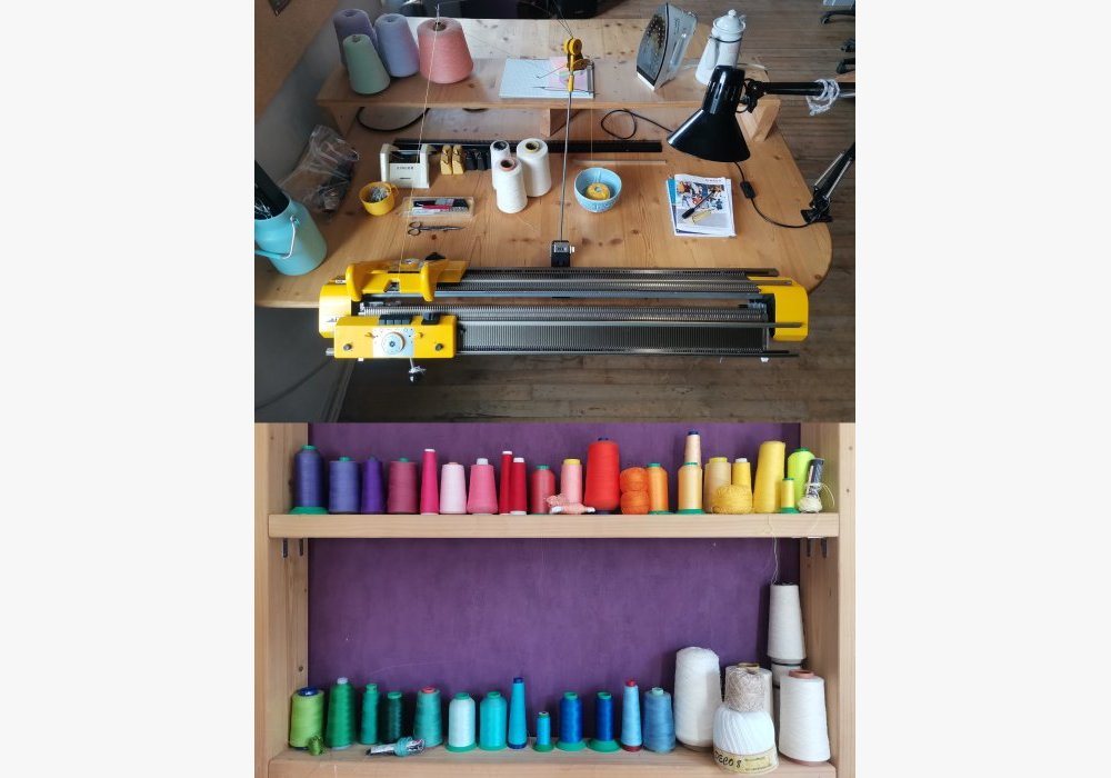 Atelier - machine à tricoter et fils de récupération