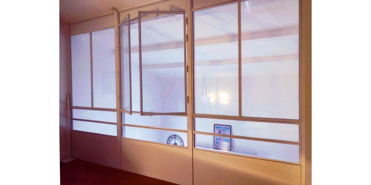 Verriere style industriel contemporain en acier laqué blanc ( 6 m x 3 m)