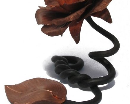 Rose en fer et cuivre