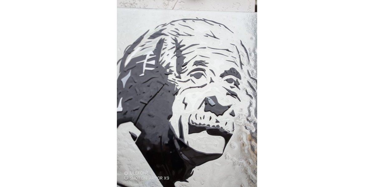 Albert Einstein : tableau en verre fusionné Dim 55 cm x 55 cm ép 6 à 12 mm masse 7kg